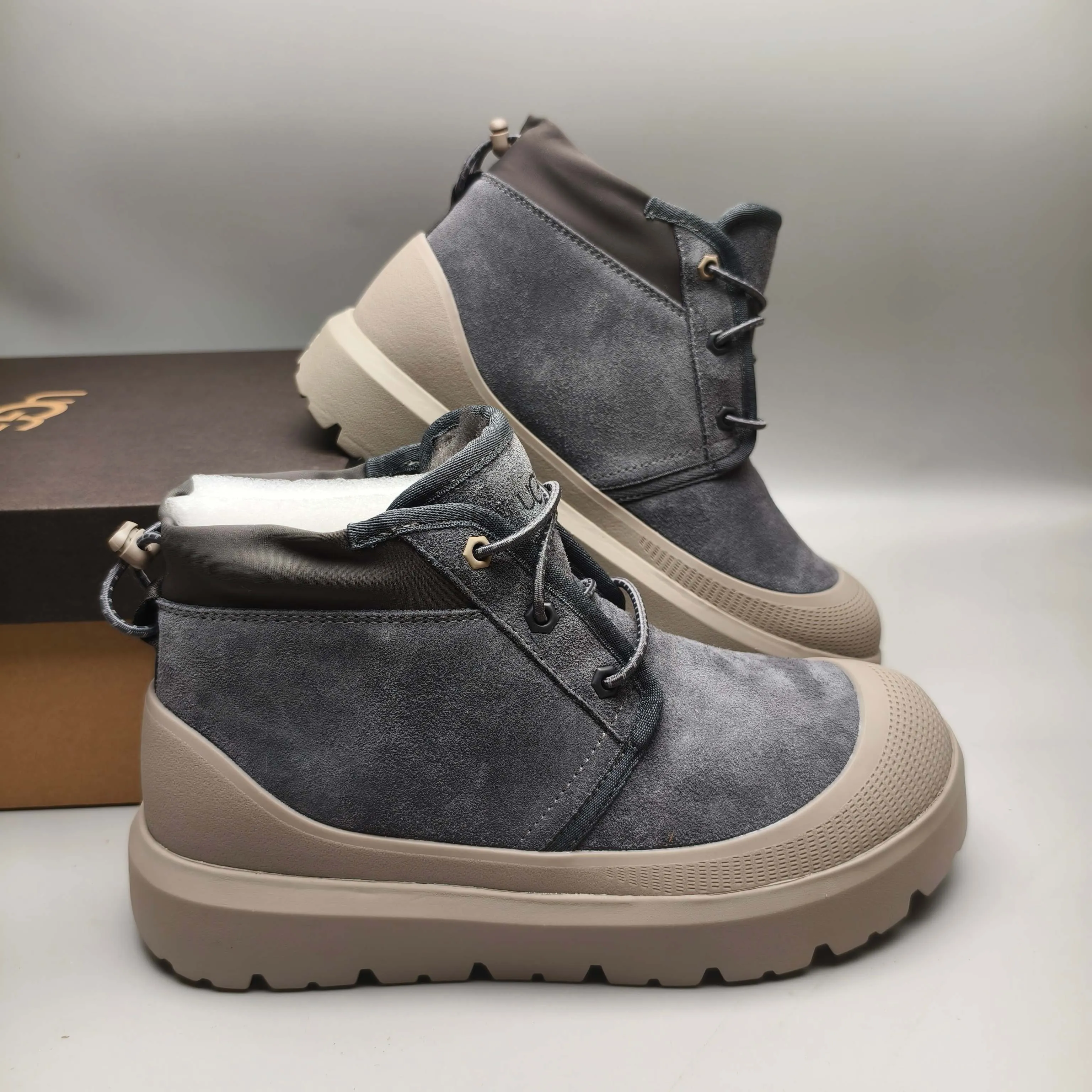 Couple model 👫 💰560 UGG sheepskin all-in-one snow boots 3991 Tasman Weather Hybrid snow boots 👢 Wang Yibo's same 👏 classic Tasman shoe model is added with a large orange sole, functional color contrast design, environmentally friendly waterproof and snowproof material, which is both fashionable and functional. At the same time, it is paired with the new UGG Keen furry color-blocking jacket. Bright orange and maroon collide to create a new light outdoor style and open up a new travel experience in early autumn! Using the best materials, the 17mm fur integrated surface is warmer and breathable, and the outsole is upgraded to a lightweight and wear-resistant light wing technology outsole!  Color: Black White Red Blue Light Gray Dark Gray Military Green Yellow Size: 35-45
